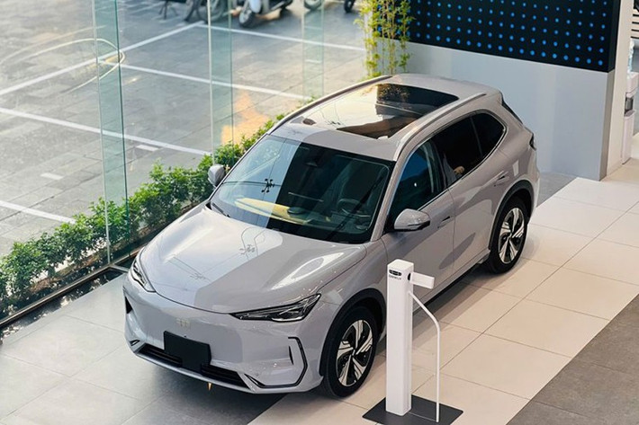 Geely EX5 là mẫu xe điện được thiết kế cho nhu cầu di chuyển hàng ngày tại các đô thị: nhỏ gọn, linh hoạt, trang bị thông minh. Xe sở hữu kích thước dài x rộng x cao lần lượt 4.615 x 1.901 x 1.670 mm và chiều dài cơ sở 2.750 mm. Như vậy, mẫu xe này sẽ là đối thủ cạnh tranh của BYD Atto 3.