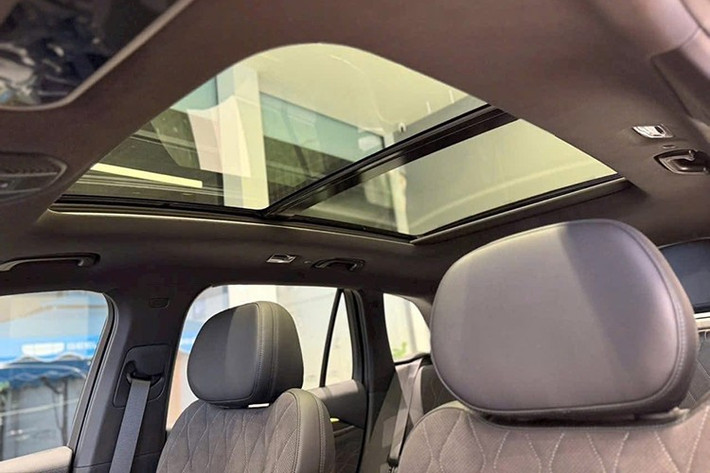 Với những khách đặt cọc sớm, Geely Auto đưa ra chương trình ưu đãi sâu với 200 khách hàng đầu tiên. Phiên bản xăng: Ưu đãi trực tiếp 100 triệu đồng. Phiên bản hybrid (HEV): Ưu đãi trực tiếp 50 triệu đồng.