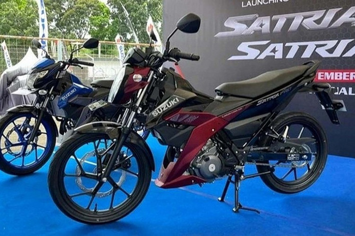 Theo đó, sau nhiều thông tin, hình ảnh bị rò rỉ mới đây phiên bản mới của dòng xe côn tay này đã chính thức được hãng xe Nhật Bản giới thiệu đến khách hàng khu vực Đông Nam Á. Indonesia - thị trường xe máy lớn nhất khu vực là nơi đầu tiên được Suzuki chọn để giới thiệu Suzuki Satria 2026.