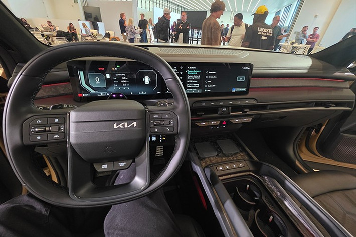 Bên trong nội thất, Telluride 2027 tạo cảm giác như một “ốc đảo” công nghệ cao cấp. Không gian cabin được mở rộng và thiết kế theo hướng ngang, tạo sự thoáng đãng và thoải mái. Bảng điều khiển trung tâm bo tròn, bao quanh người lái và hành khách phía trước, đi kèm vật liệu hoàn thiện chất lượng như vân gỗ cao cấp, chi tiết kim loại thật và hệ thống đèn viền tinh tế bên dưới.