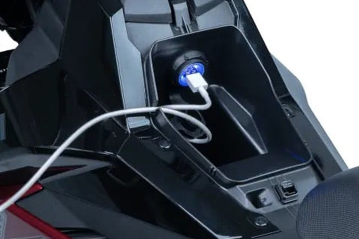 Ở lần làm mới này, Suzuki bổ sung khá nhiều trang bị, tính năng mới cho dòng xe côn tay này. Cụ thể, ngoài màn hình LCD hiển thị thông tin còn tích hợp cả tính năng Suzuki Ride Connect giúp kết nối thông tin giữa điện thoại thông minh và cụm đồng hồ trên xe.