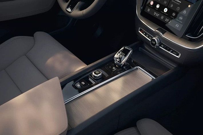 Toàn bộ khoang cabin sử dụng da Nappa, ốp gỗ thật và kim loại phay xước, thể hiện phong cách tối giản đặc trưng của Scandinavia. Hệ thống cách âm và treo được tinh chỉnh để mang lại độ êm ái cao hơn.