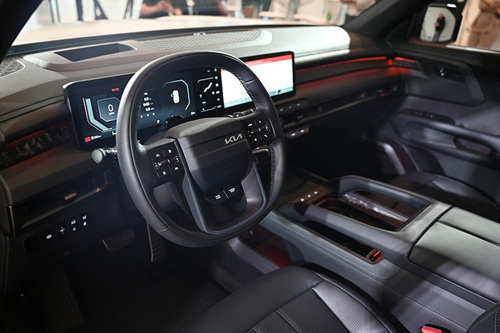 Các ghế ngồi hàng đầu và thứ hai sử dụng tựa đầu dạng lưới thoáng khí, còn khoang hành lý phía sau được tích hợp bàn gập có vạch thước đo và vách ngăn có thể tháo rời.Với kích thước bên ngoài lớn hơn, nội thất Telluride mới cũng rộng rãi hơn, đặc biệt là ở hàng ghế thứ ba và khu vực trần xe – mang đến trải nghiệm thoải mái hơn cho tất cả hành khách, ngay cả với các phiên bản có cửa sổ trời.