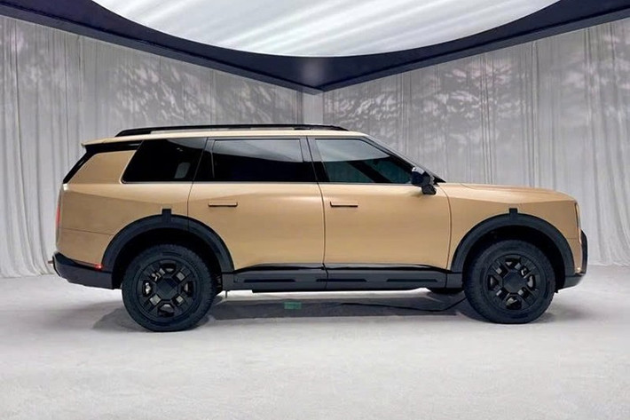 Kia Telluride 2027 mới được phát triển theo triết lý thiết kế “Opposites United” - nhấn mạnh sự cân bằng giữa truyền thống và hiện đại, giữa mạnh mẽ và tinh tế. Theo ông Tom Kearns, Phó Chủ tịch kiêm Trưởng nhóm thiết kế tại Kia Design Center America, phong cách thiết kế mới mang tính “tiết chế nhưng chính xác”, vừa sang trọng vừa mang đến cảm giác sẵn sàng chinh phục mọi địa hình.