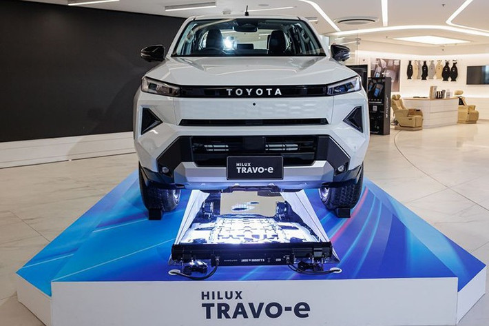 Về an toàn, Hilux TRAVO-e được tích hợp đầy đủ các công nghệ thuộc gói Toyota Safety Sense như phanh khẩn cấp tự động, hỗ trợ giữ làn, cảnh báo điểm mù, cảnh báo phương tiện cắt ngang khi lùi...