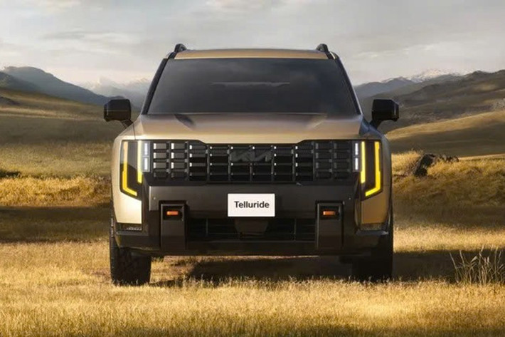 Ngoại thất của mẫu xe Kia Telluride 2027 cũng đa dạng hơn với tổng cộng 10 màu sơn, bao gồm cả hoàn thiện bóng và mờ. Các màu mới như Black Jade Green hay Terrain Brown giúp khách hàng dễ dàng cá nhân hóa phong cách, từ vẻ ngoài mạnh mẽ cho đến tinh tế đô thị.