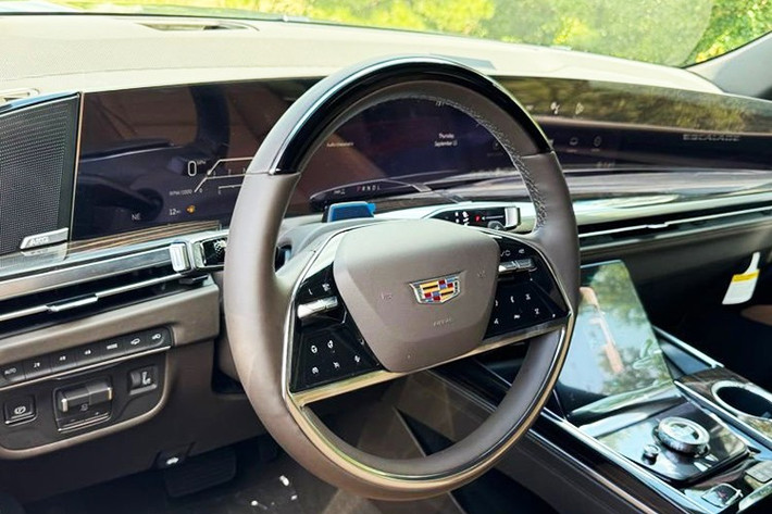 Chiếc xe trong bài có hệ thống treo nâng cao mang lại dáng vẻ uy nghi và mạnh mẽ, kết hợp hoàn hảo với bộ mâm Vossen 24 inch đồ sộ. Lưu ý rằng Escalade nguyên bản chỉ được trang bị bộ mâm tối đa 23 inch. Bánh xe được bọc bằng lốp Nitto 35 inch có độ bám đường cao, không chỉ làm tăng vẻ ngoài mà còn cải thiện khả năng di chuyển trên đường và khả năng off-road.