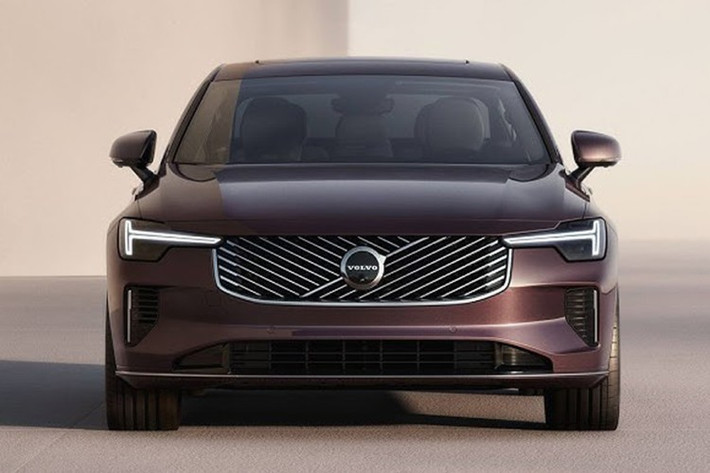 S90 cũng được trang bị gói an toàn Pilot Assist với phanh tự động, cảnh báo vật cản đa hướng, hỗ trợ giữ khoảng cách và hỗ trợ đánh lái chủ động, củng cố danh tiếng “an toàn Thụy Điển” vốn là nền tảng của thương hiệu.