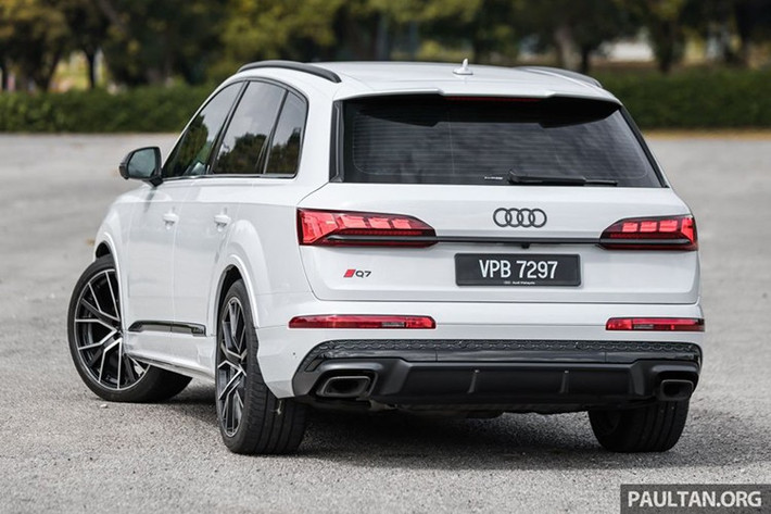 Mẫu xe SUV Audi Q7 2025 phiên bản S line CKD tại Malaysia được trang bị gói ngoại thất thể thao với lưới tản nhiệt, gương chiếu hậu và nhiều chi tiết sơn đen, mâm hợp kim Audi Sport 22 inch hai tông màu.