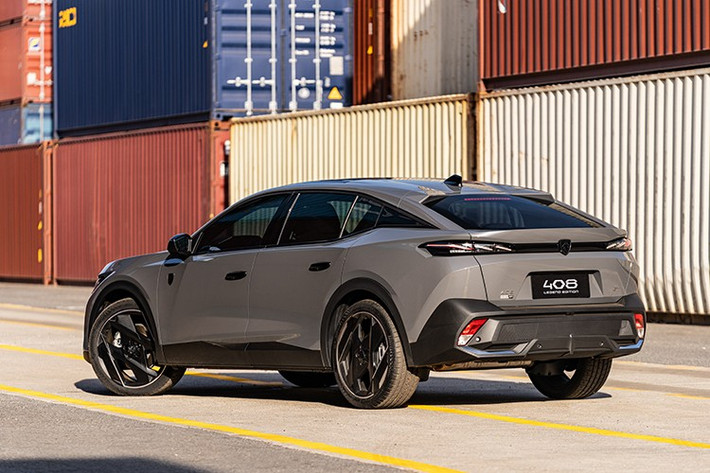 So với Peugeot 408 thông thường, bản kỷ niệm 215 năm tăng 20 triệu đối với bản Allure và Premium, trong khi bản GT tăng 30 triệu đồng. Theo THACO Auto, có tổng cộng 215 chiếc Peugeot 408 Legend Edition được mở bán tại Việt Nam, trùng với con số kỷ niệm 215 năm thương hiệu Peugeot được ra đời (1810 - 2025).