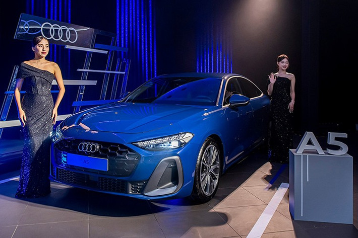 Hệ thống đèn pha Matrix LED của Audi mang đến khả năng chiếu sáng chính xác và độ phân giải cao, đồng thời giảm thiểu tối đa hiện tượng chói mắt đối với xe đi ngược chiều hoặc phía trước. Phía sau là đèn hậu LED Pro có thiết kế ấn tượng và chất lượng ánh sáng vượt trội.