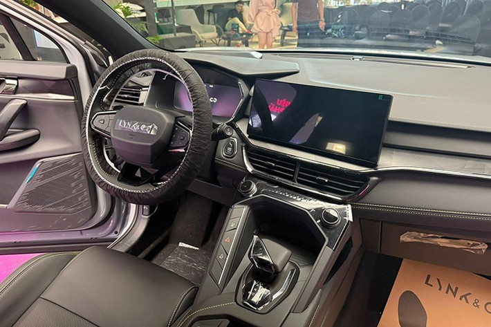 Bên trong khoang lái, Lynk &amp; Co 06 Core Plus gây ấn tượng với thiết kế cockpit lấy cảm hứng từ máy bay chiến đấu cơ, mang lại cảm giác hiện đại và đậm chất công nghệ. Xe được trang bị màn hình giải trí trung tâm 12,3 inch, màn hình kỹ thuật số sau vô lăng 10,25 inch, cần số điện tử, cửa sổ trời toàn cảnh và tính năng đề nổ từ xa.