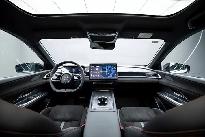 Nhiều khả năng Mazda EZ-6 Sports Edition vẫn dùng 2 tùy chọn động cơ giống bản thường. Đầu tiên là hệ truyền động hybrid với động cơ xăng để mở rộng phạm vi hoạt động (EREV). Hệ truyền động này bao gồm động cơ xăng 4 xi-lanh, dung tích 1.5L, kết hợp với mô-tơ điện 160 kW (217 mã lực) đặt phía sau.