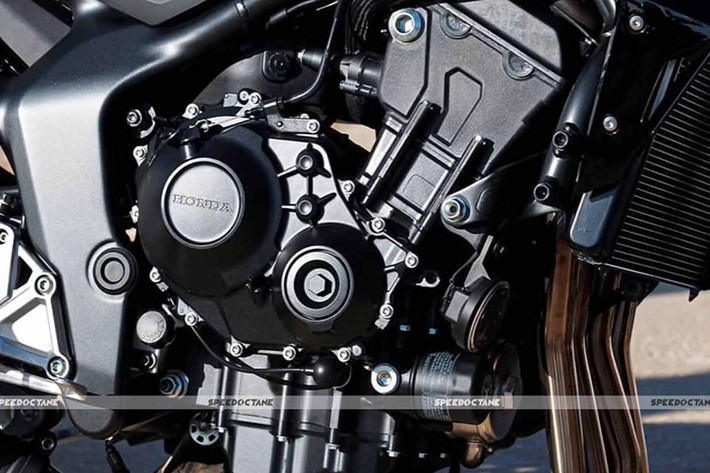 Về thiết kế, CB1000GT có phần đầu với quây gió sắc sảo và đèn pha kép thể thao. Phần đuôi xe dường như thừa hưởng từ CB1000 Hornet, thể hiện ở đèn hậu. Tuy nhiên phần khung đuôi được hàn liền với khung chính sẽ là điểm bất lợi khi sửa chữa. Việc được trang bị heo Nissin 4 piston phía trước cho thấy Honda có thể định giá CB1000GT ở tầm khá dễ tiếp cận.
