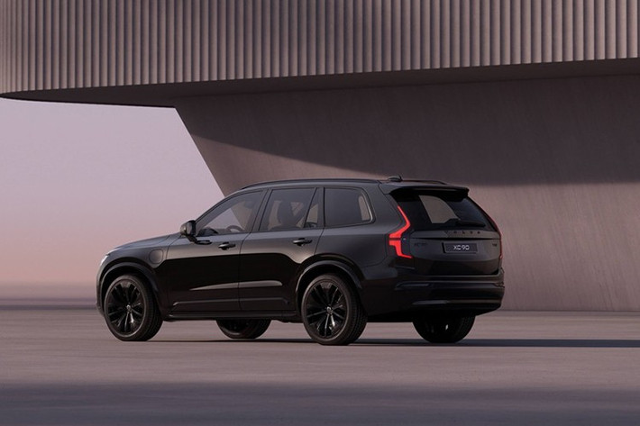 Khách hàng có thể tuỳ chọn nội thất hoàn thiện màu đen, trần xe màu than anthracite và trang trí nhôm họa tiết caro, cùng hai lựa chọn vật liệu cho ghế. Các tính năng khác như hệ thống âm thanh Harman Kardon, bộ lọc chất lượng không khí, cần số pha lê Orrefors cũng được giữ nguyên trong Black Edition.