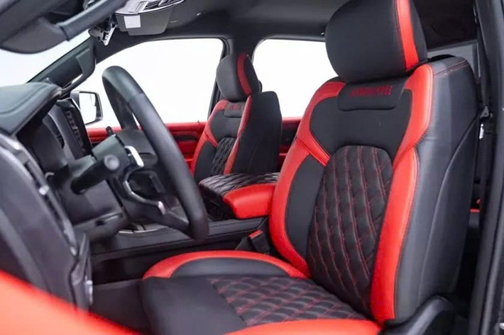 Khoang hành khách của Mega Juggernaut có thể chứa hành khách cao tới 2,1 mét. Ghế ngồi màu đỏ và đen bền bỉ nhưng vẫn thời trang, bọc nệm chống chịu thời tiết.