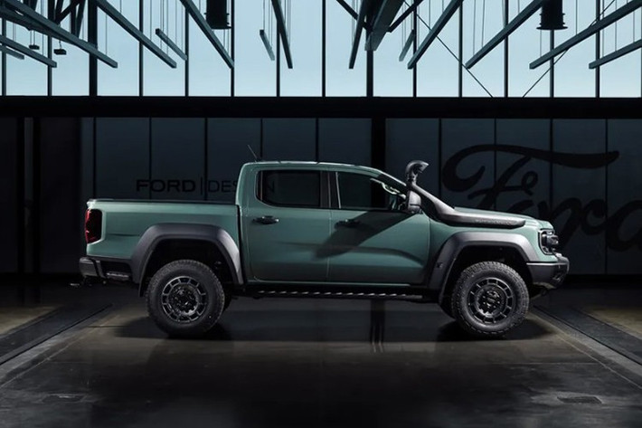 Phiên bản Ranger Super Duty XLT sở hữu kiểu thân xe Pick-up mới, bên cạnh cấu hình Double Cab-chassis truyền thống. Biến thể mới được thiết kế hướng tới nhóm khách hàng ưa thích off-road và các chuyến đi dài.