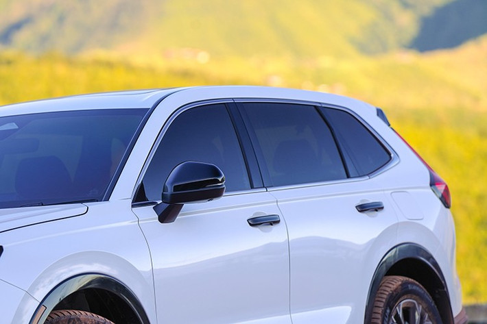 Hệ thống Honda CONNECT với khóa kỹ thuật số Digital Key, camera 360°, cảm biến đỗ xe trước/sau, và màn hình đồng hồ TFT kích thước 10.2 inch. Phiên bản từ e:HEV ES trở lên còn có hệ thống âm thanh cao cấp BOSE và nội thất cao cấp hơn.