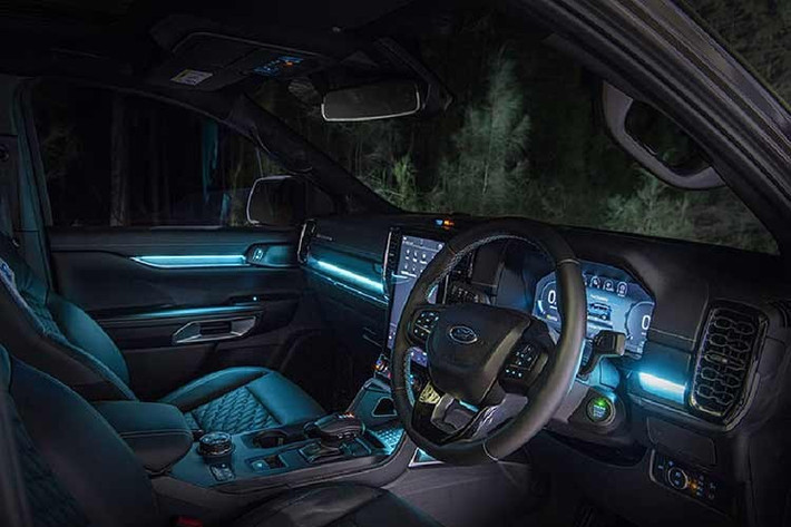 Ford Everest Platinum V6 sở hữu không gian nội thất thiết kế mang thiên hướng thể thao nhưng cũng không kém phần hiện đại. Trước mặt người lái là màn hình 12,4 inch. Màn hình trung tâm 12 inch đặt dọc, hỗ trợ kết nối SYNC4 và hệ thống 12 loa Bang &amp; Olufsen cao cấp.