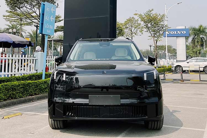 Theo thông tin từ các tư vấn bán hàng, mẫu SUV Lynk &amp; Co 900 sẽ có giá dự kiến gần 3,3 tỷ đồng. Khách hàng mong muốn sở hữu "khủng long" này có thể đặt trước với số tiền 100 triệu đồng, thời hạn bàn giao xe dự kiến rơi vào giữa năm 2026.