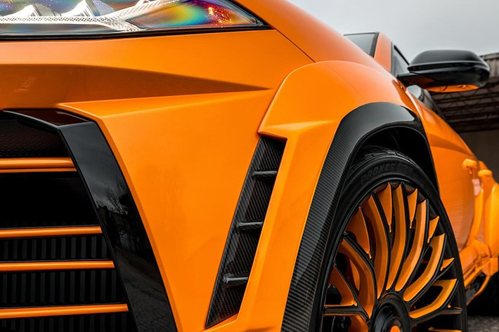 Đầu tiên, đây là một chiếc Lamborghini Urus thân rộng được khoác lên mình màu Arancia và Nero, cả nội thất lẫn ngoại thất.