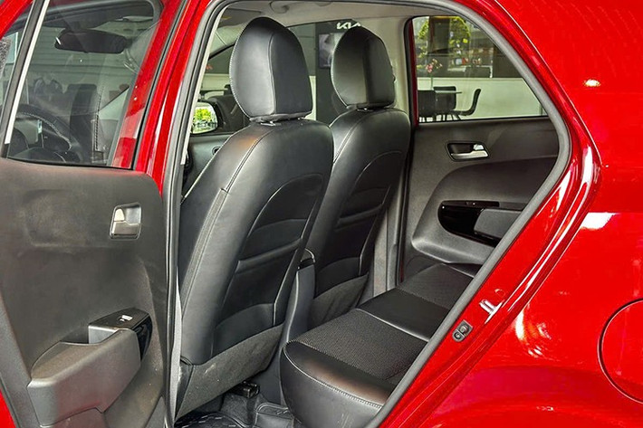 Nằm bên dưới nắp ca-pô của Kia Morning mới là động cơ xăng 1.25L như cũ. Động cơ này cho công suất tối đa 83 mã lực và mô-men xoắn cực đại 120 Nm. Khác với đời cũ, Kia Morning 2025 không có tùy chọn hộp số sàn mà chỉ dùng hộp số tự động.