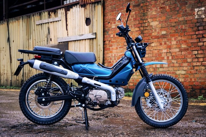 AJS Imber 125 2025 mới là một mẫu xe máy mang phong cách offroad với thiết kế tương tự Yamaha PG-1 và Honda CT-125. Cùng sự nhỏ gọn, chiếc xe là lựa chọn lý tưởng cho những tay lái muốn trải nghiệm cảm giác phiêu lưu trên đường phố, những con đường ngoại ô hay cả những lối mòn nhẹ ngoài thiên nhiên.