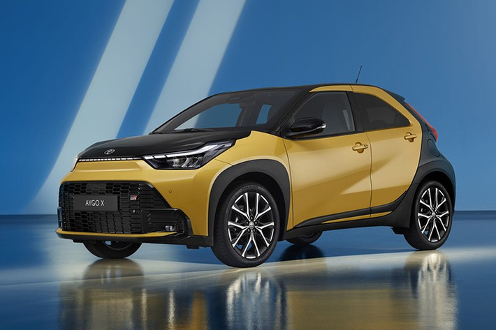 Nhận thức rõ rằng xe du lịch cỡ nhỏ ngày càng khó bán và các mẫu xe thông thường đang mất dần sức hút trước sự tấn công không ngừng nghỉ của các dòng xe crossover, SUV và xe bán tải, Toyota đã quyết định "nếu không thể đánh bại họ, thì nên tham gia cùng họ" vào năm 2022 và biến đổi mẫu Aygo phân khúc A thành mẫu xe đô thị crossover Aygo X.