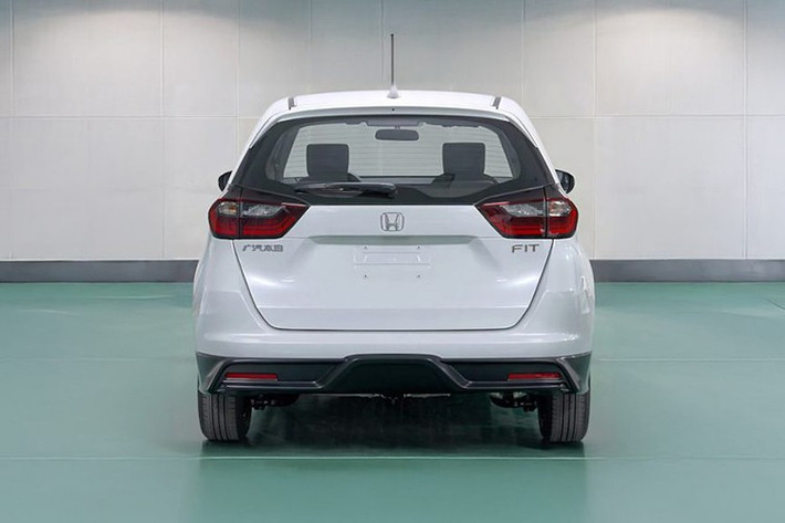 Theo thông tin từ cơ quan chức năng Trung Quốc, Honda Fit 2026 sở hữu ngoại hình vuông vức, mang phong cách thể thao và hiện đại hơn. Cụm đèn pha LED hai tầng mới là điểm nhấn nổi bật. Xe sở hữu dải đèn LED thanh mảnh phía trên kéo dài nối liền lưới tản nhiệt thu gọn, trong khi đèn chiếu sáng chính được tách riêng và đặt thấp hơn.