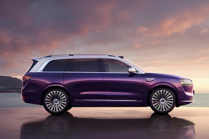 Được ra mắt lần đầu từ cuối 2023, mẫu SUV hạng sang cỡ lớn này từng có các phiên bản 5 và 6 chỗ. Xe bao gồm các biến thể hệ truyền động BEV và EREV. Phiên bản 4 chỗ siêu sang này được gọi là Aito M9 Ultra 2025 mới.