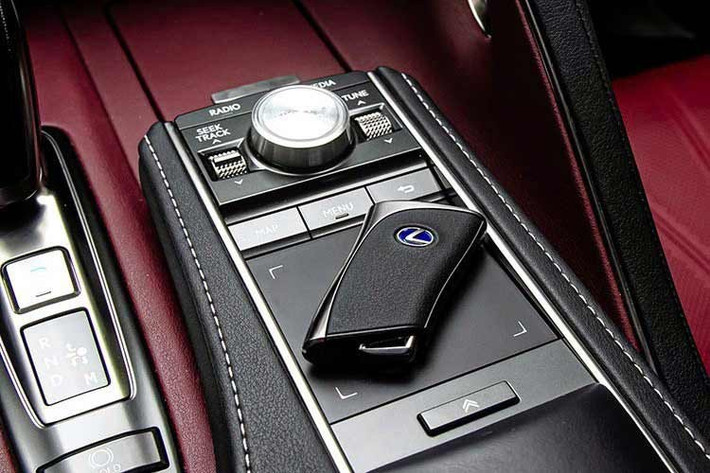 Cabin Lexus LC 500h được trang bị đồng hồ hiển thị sau vô lăng có kích thước 8 inch và có thể thay đổi giao diện khi chuyển chế độ lái, màn hình giải trí trung tâm có kích thước 10,3 inch tích hợp Apple CarPlay và Android Auto, bàn cảm ứng touchpad cạnh cần số... Đi kèm là dàn âm thanh Mark Levinson 13 loa với công suất 915W.