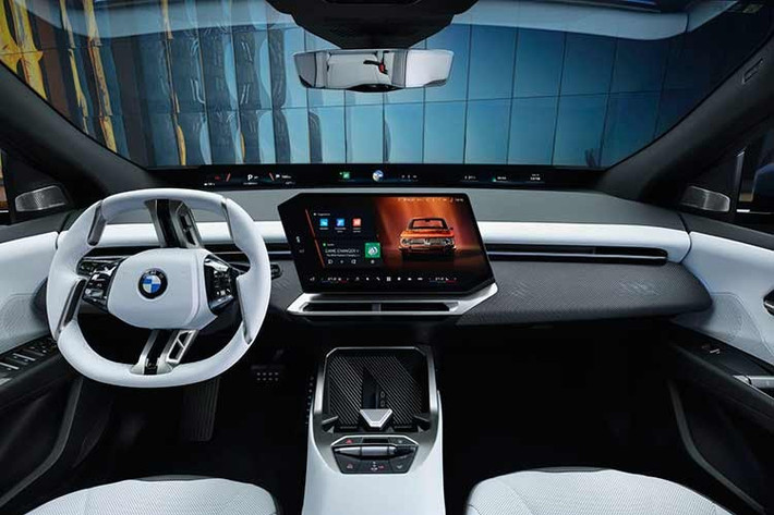 Cách tiếp cận này cho thấy BMW đang đi theo hướng “ít thao tác hơn, nhiều thông tin hơn”, nơi người lái không cần rời mắt khỏi đường nhưng vẫn nắm được các dữ liệu quan trọng như tốc độ, điều hướng, hỗ trợ lái hay trạng thái xe. BMW iX3 cũng là mẫu xe đầu tiên của hãng tích hợp BMW Intelligent Personal Assistant thế hệ mới, sử dụng nền tảng Alexa+ của Amazon.