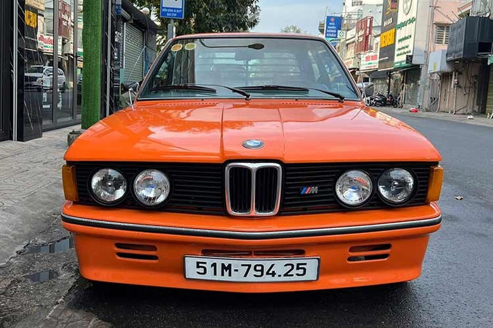 Kiểu xe mui trần, do hãng Baur sản xuất , được sản xuất từ ​​năm 1978 đến 1981, với tất cả các loại động cơ có sẵn. Không có mẫu BMW M3 nào cho thế hệ E21, nhưng một số mẫu phiên bản giới hạn đã được sản xuất dựa trên mẫu có động cơ lớn nhất, 323i 6 xi-lanh.Mẫu E21 đã được thay thế bằng dòng E30 3 Series vào năm 1982.