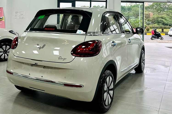 Trên bản mới, cần số tay truyền thống được thay thế hoàn toàn bằng cần số điện tử tích hợp sau vô lăng để giải phóng hoàn toàn không gian bệ tì tay trung tâm, tạo thêm nhiều hộc chứa đồ.