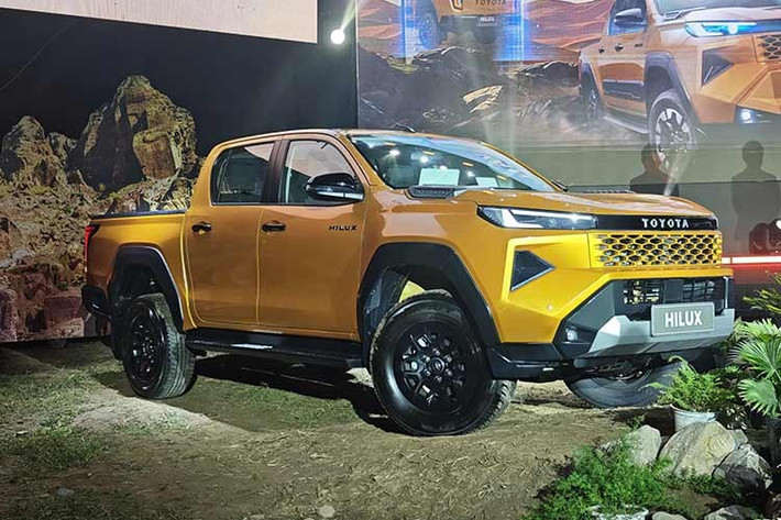Thiết kế ngoại thất của mẫu xe bán tải Toyota Hilux thế hệ mới được lấy cảm hứng từ hình ảnh “Cyber Sumo” – biểu trưng cho sức mạnh truyền thống của dòng xe bán tải, nhưng được tái hiện theo phong cách hiện đại với ngôn ngữ thiết kế công nghệ cao và định hướng tương lai.