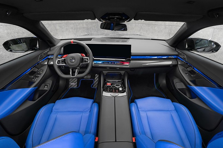 Khoang nội thất tiếp tục thể hiện dấu ấn của Mansory với ghế ngồi và táp-pi cửa bọc da màu xanh lam nổi bật, kết hợp cùng các mảng da màu đen. Dù phong cách không quá cầu kỳ, bản độ này vẫn mang đậm cá tính riêng.
