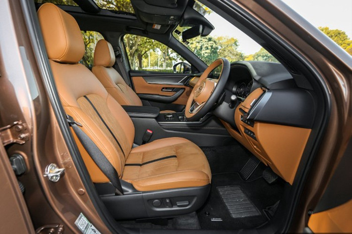 Ghế ngồi được bọc da Nappa màu nâu, dành riêng cho thị trường Malaysia. Điểm khác biệt lớn nằm ở hàng ghế thứ hai với hai ghế độc lập kiểu captain seat có sưởi, làm mát, ngả điện và bệ tỳ tay trung tâm. Hàng ghế này có thể trượt tới/lui thủ công hoặc gập nhanh bằng nút bấm một chạm để ra vào hàng ghế thứ ba.