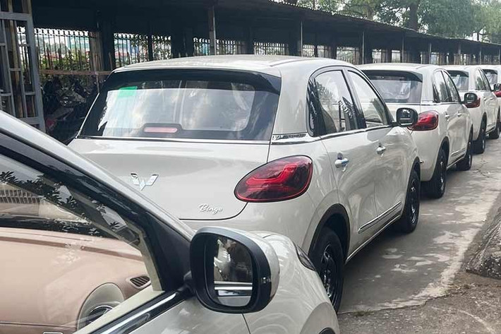 Là bản nâng cấp về trang bị, Bingo 2026 không thay đổi về thiết kế. Tuy nhiên bảng màu của xe đã được thay đổi với 3 lựa chọn màu Tím Pastel, Trắng Ivory, Xanh Denim. Không gian nội thất tiếp tục duy trì thiết kế “Đảo nổi” cũ, nhưng có tông màu Nâu Honey &amp; Nâu Caramel mới.