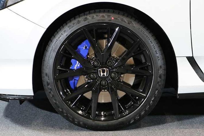 Hệ truyền động này được kết nối với công nghệ Honda S+ Shift, mô phỏng cảm giác chuyển số của hộp số tự động 8 cấp. Xe cũng được trang bị hệ thống treo trước dạng Dual-Axis Strut, giảm chấn thích ứng và phanh Brembo – thừa hưởng từ Civic Type R – nhằm nâng cao khả năng kiểm soát và trải nghiệm lái thể thao.