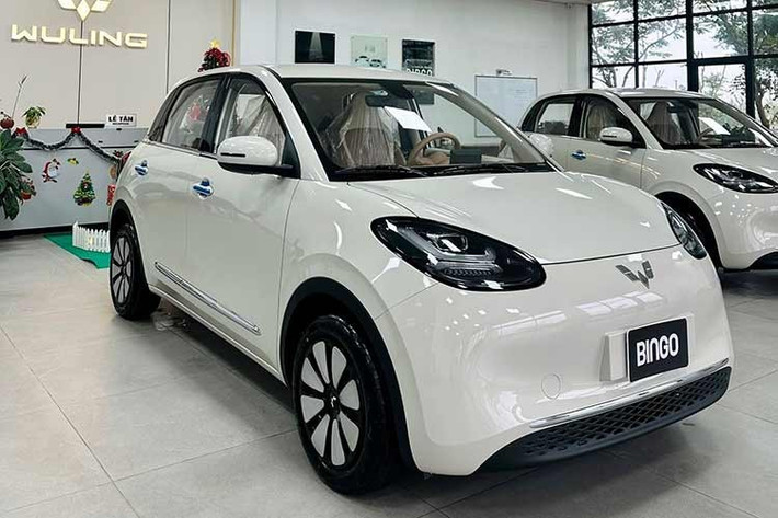 Bù lại, hãng bổ sung tính năng đèn chiếu sáng tự động, bệ tỳ tay mới và thay đổi vị trí cần số sang dạng gạt sau vô-lăng. Đối với hai phiên bản cao cấp hơn là Plus và Max, ngoài những thay đổi tương tự bản tiêu chuẩn, xe sẽ được trang bị thêm hệ thống camera 360 độ để hỗ trợ quan sát.