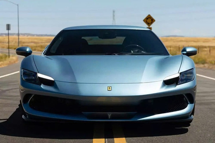 Chỉ trong ba năm, chiếc 296 GTB này đã mất hơn 100.000 đô la so với giá gốc, mặc dù được sử dụng ít, trang bị nhiều tùy chọn và có báo cáo lịch sử rõ ràng. Xe được hoàn thiện với lớp sơn Azzurro Metallic đặt hàng đặc biệt, phủ lên nội thất màu Nero, chiếc coupe trông thật ấn tượng.