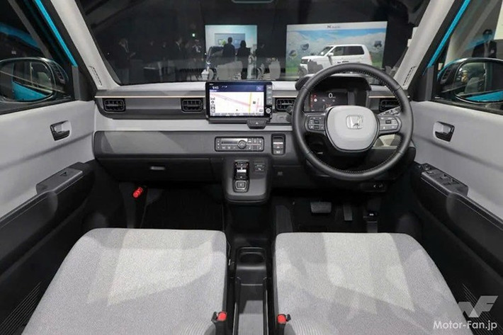 Dựa trên mẫu Honda N-One động cơ xăng với thiết kế hoài cổ, phiên bản chạy điện được nhận diện bởi ngoại hình vuông vức hơn, phần đầu xe góc cạnh và thiết kế đuôi khác biệt.