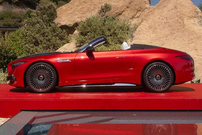 Trước đó, chiếc Mercedes-Maybach SL680 Monogram này có giá từ 18 tỷ đồng, nhưng công bố mới nhất cho thấy xe có giá xe chính hãng tại Việt Nam chỉ còn 14,89 tỷ đồng, một mức giá khá tốt để giúp nó canh tranh với nhiều mẫu xe thể thao tốc độ, khác hẳn phân khúc của xe là xe siêu sang mui trần.