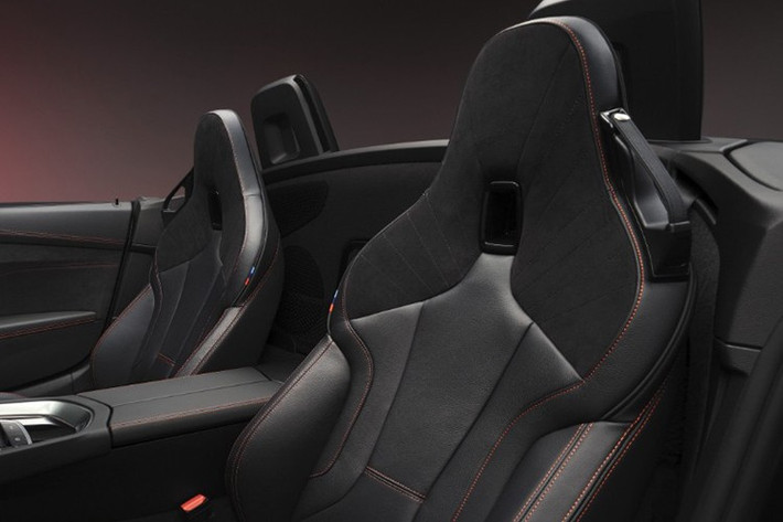 Khoang nội thất của xe tiếp tục duy trì tinh thần tương phản, sử dụng các đường chỉ đỏ chạy xuyên suốt ghế ngồi, bảng táp-lô, bệ trung tâm và táp cửa. Ghế thể thao bọc kết hợp Vernasca Leather và Alcantara, đi kèm dây an toàn ba màu M tricolor.