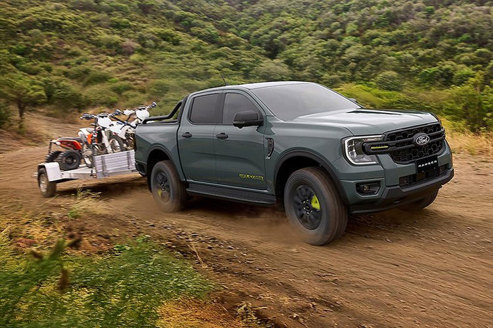 Về động cơ, thay đổi lớn nhất là việc loại bỏ động cơ diesel 2.0L Bi-Turbo, khả năng do quy định khí thải ngày càng siết chặt. Thay vào đó là bản máy dầu 2.0L đơn tăng áp nâng cấp, công suất 168 mã lực, mô-men xoắn 405 Nm.