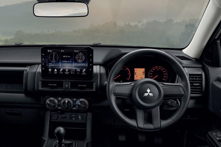 Với vị trí là biến thể Mega Cab giá cả phải chăng nhất tại Thái Lan, danh sách trang bị nội thất của Triton Street khá khiêm tốn với ghế bọc vải và 2 túi khí. Tuy nhiên, điểm nhấn đáng giá là xe vẫn được trang bị màn hình cảm ứng 10 inch, hỗ trợ kết nối Android Auto và Apple CarPlay, một tiện ích quan trọng cho người dùng hiện đại.