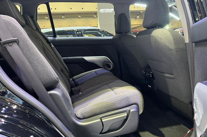 Danh sách trang bị theo tiêu chuẩn gồm mâm 18 inch, hệ thống đèn LED toàn bộ, điều hòa một vùng có cửa gió cho cả ba hàng ghế, telematics, camera lùi, 4 túi khí và hệ thống an toàn chủ động: cân bằng điện tử, hỗ trợ khởi hành ngang dốc, phân phối lực phanh điện tử và hỗ trợ phanh khẩn cấp.