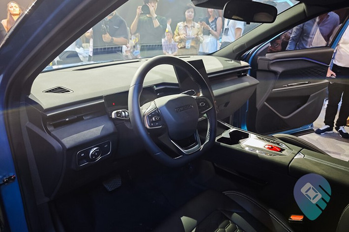 Bên trong mẫu SUV cỡ C- này là khoang lái Starship Cockpit với thiết kế lấy cảm hứng từ phi thuyền. Tại đây, xe đi kèm bảng đồng hồ kỹ thuật số hẹp, màn hình giải trí trung tâm cỡ lớn nằm dọc và vô lăng vát đáy thể thao. Thậm chí, xe còn có nút màu đỏ trên cụm điều khiển trung tâm theo phong cách Lamborghini.