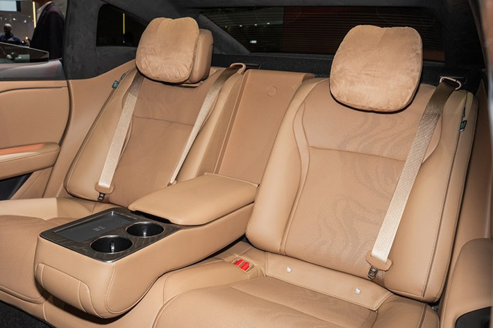 Người dùng có thể thực hiện các thao tác như điều khiển điều hòa ở nhà từ xa ngay trên màn hình điều khiển trung tâm trong chiếc xe sedan thuần điện này. Ngoài ra, bZ7 cũng sử dụng hệ thống buồng lái và giải trí HarmonyOS của Huawei.