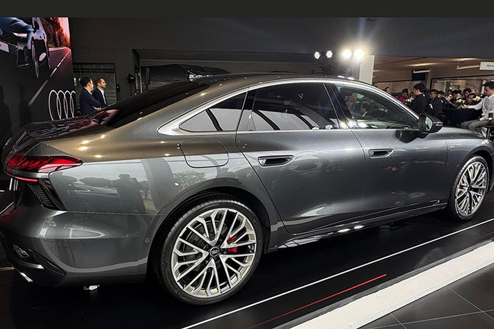 Với Audi A6 2026 thế hệ hoàn toàn mới, người lái có thể tùy chọn giữa bảy dấu ấn ánh sáng kỹ thuật số độc đáo cho hệ thống đèn định vị ban ngày của xe.